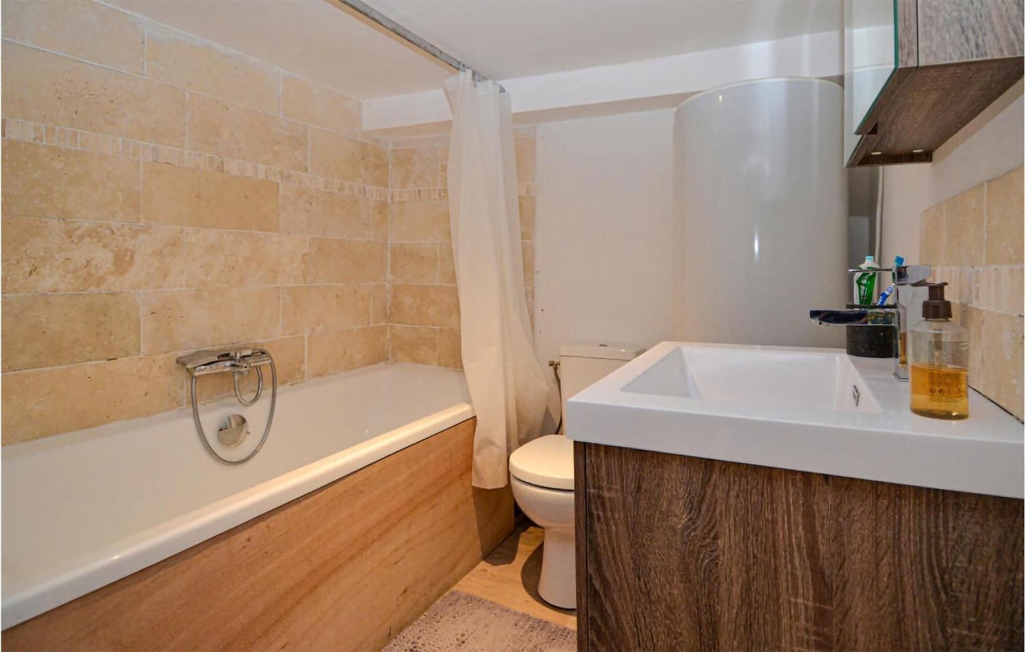 Awesome Apartment In Pujaut With Swimming Pool エクステリア 写真
